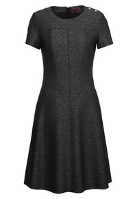 Czarna sukienka z krótki rękawami, dopasowaną górą, rozkloszowanym dołem, fakturowanym materiałem oraz trzema dekoracyjnymi guzikami na ramieniu.
