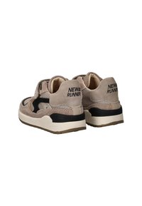  Lichtbruine en tan sneakers met gaaspanelen, suède accenten en een zwart logo op de hiel. Dikke zool met gestructureerde profieldetails.