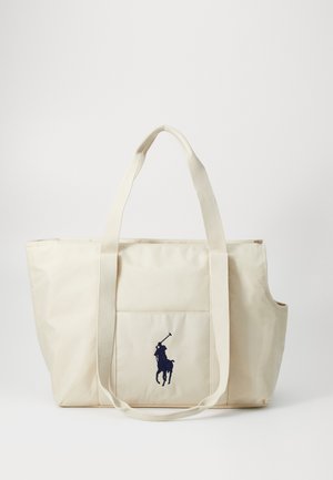 Beige Tragetasche mit zwei Schulterriemen und einer Fronttasche, die ein Logo eines Marineblauen Polo-Spielers zeigt.