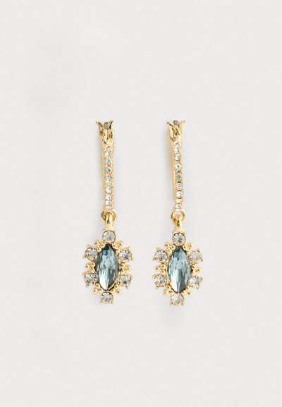 Boucles d'oreilles en or avec des pierres centrales marquise bleues entourées de cristaux ronds transparents, suspendues à une rangée verticale de cristaux transparents.