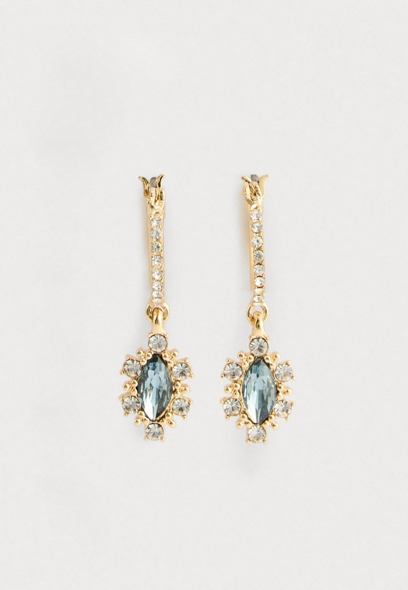 Boucles d'oreilles en or avec des pierres centrales marquise bleues entourées de cristaux ronds transparents, suspendues à une rangée verticale de cristaux transparents.