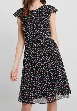 Robe noire à motifs floraux avec manches courtes à volants, dotée d'un corsage ajusté, d'une jupe évasée et de petits motifs floraux colorés sur toute la surface.
