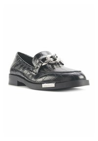 Mocassins noirs en cuir à relief croco, détail en chaîne argentée, semelle plate, bout rond et logo "Nine West" sur le côté.