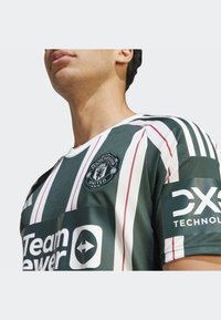 adidas Performance MANCHESTER UNITED AWAY - Squadra - green night/core white/active maroon