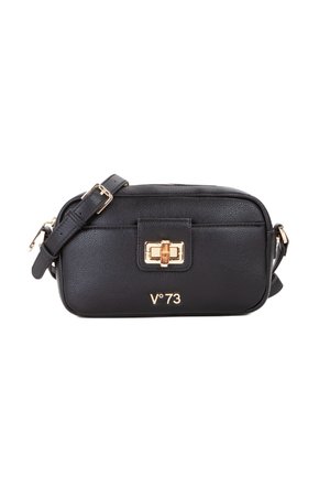 Borsa a tracolla in pelle nera con hardware dorato, forma rettangolare, dettaglio a chiusura frontale e logo del marchio in rilievo sulla parte anteriore inferiore.