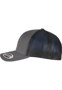 Graue Kappe mit solidem Vorderteil und schwarzem Mesh-Rücken. Verfügt über einen flachen Schirm und ein kreisförmiges Patch-Logo auf der Vorderseite. Texturierte Oberflächenstruktur.