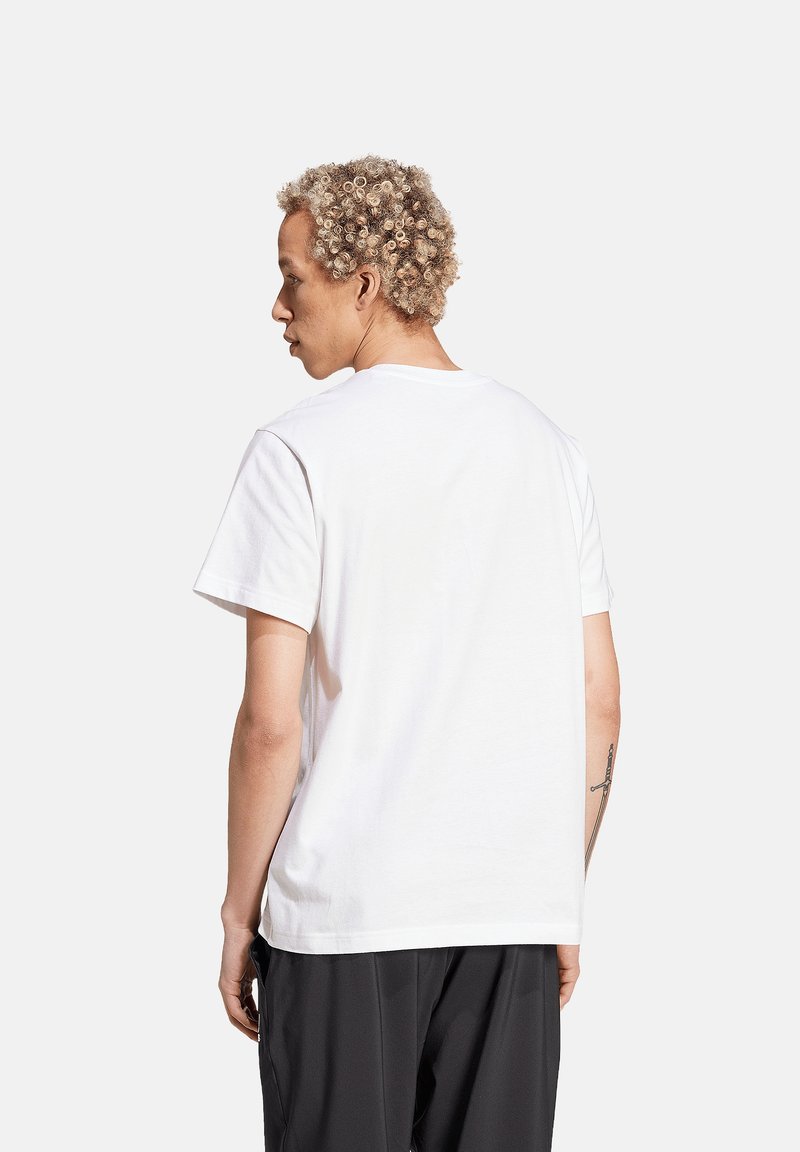 Witte katoenen t-shirt met een relaxed fit, ronde halslijn en korte mouwen. Geen zichtbare patronen of graphics. Eenvoudige en gladde textuur.