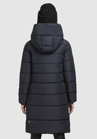 Tengerészkék pufi kabát vízszintes steppelt mintával, kapucnival és hosszú ujjakkal. A szegély közelében márkázott részlet található, sima textúrával.