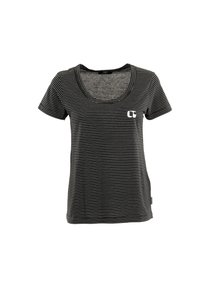 Camiseta de manga corta a rayas blanca y negra con escote en forma de barco y un pequeño logo blanco. Elaborada con una tela suave de textura lisa.