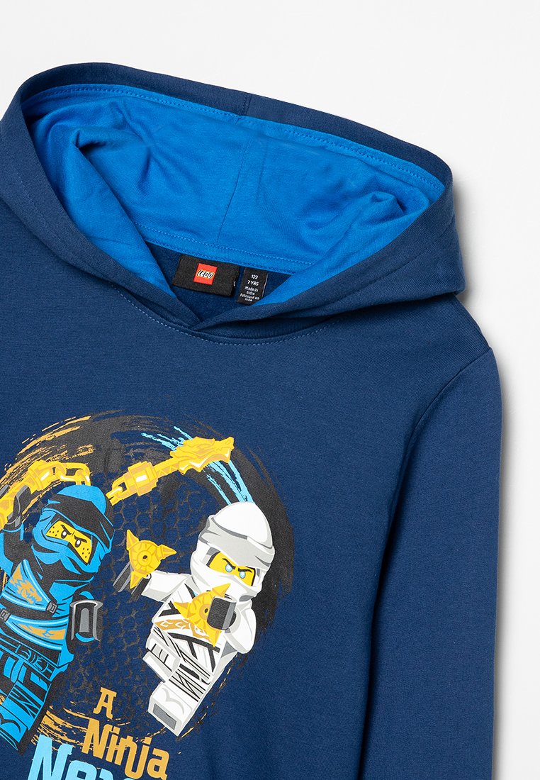 Marineblauer Hoodie mit einem grafischen Druck von zwei Ninja-Charakteren in lebendigen Farben. Material: weicher Stoff mit glatter Textur.