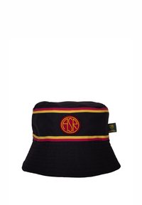 Zwarte bucket hat met rode en gele horizontale strepen, met een ronde geborduurde logo "ASR" aan de voorkant en een groene label aan de zijkant.