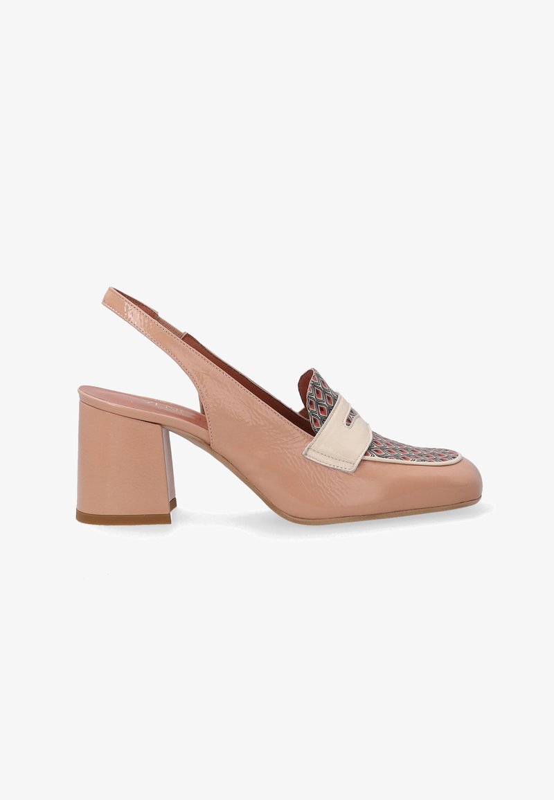 Růžová lodička na podpatku vyrobená z lesklé kůže, s dekorativním geometrickým vzorem na přední straně a s blokovým podpatkem pro větší stabilitu.