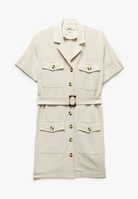 Korte mouwen, gekleed shirtjurk in crèmekleurige stof. Bevat twee voorzakken, zes knopen en een bijpassende riem met een vierkante gesp.