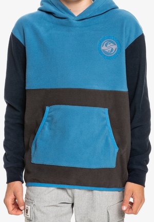 Fleece-hættetrøje i blå og sort med frontlomme, hætte med snøre og trykt logo. Glat tekstur med kontrastfarvede detaljer.