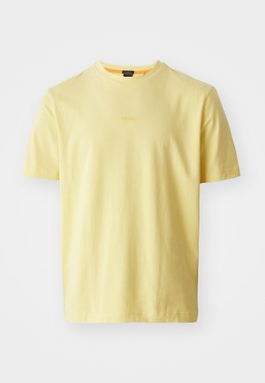 Lys gul bomull t-skjorte med rund hals og korte ermer. Har en subtil "BOSS"-logo i midten. Myk tekstur, ledig passform.