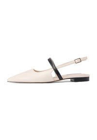 Scarpe flat slingback in pelle beige con punta affusolata, caratterizzate da una fascia nera e un tacco basso. Design minimalista con un dettaglio ritagliato.
