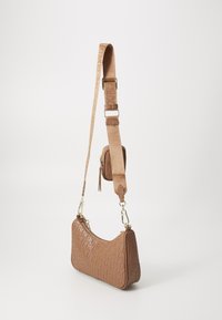 Bruine, gegraveerde leren handtas met gouden hardware, gebogen vorm en afneembare schouderriem. Inclusief een kleine bijpassende pouch die eraan bevestigd is.