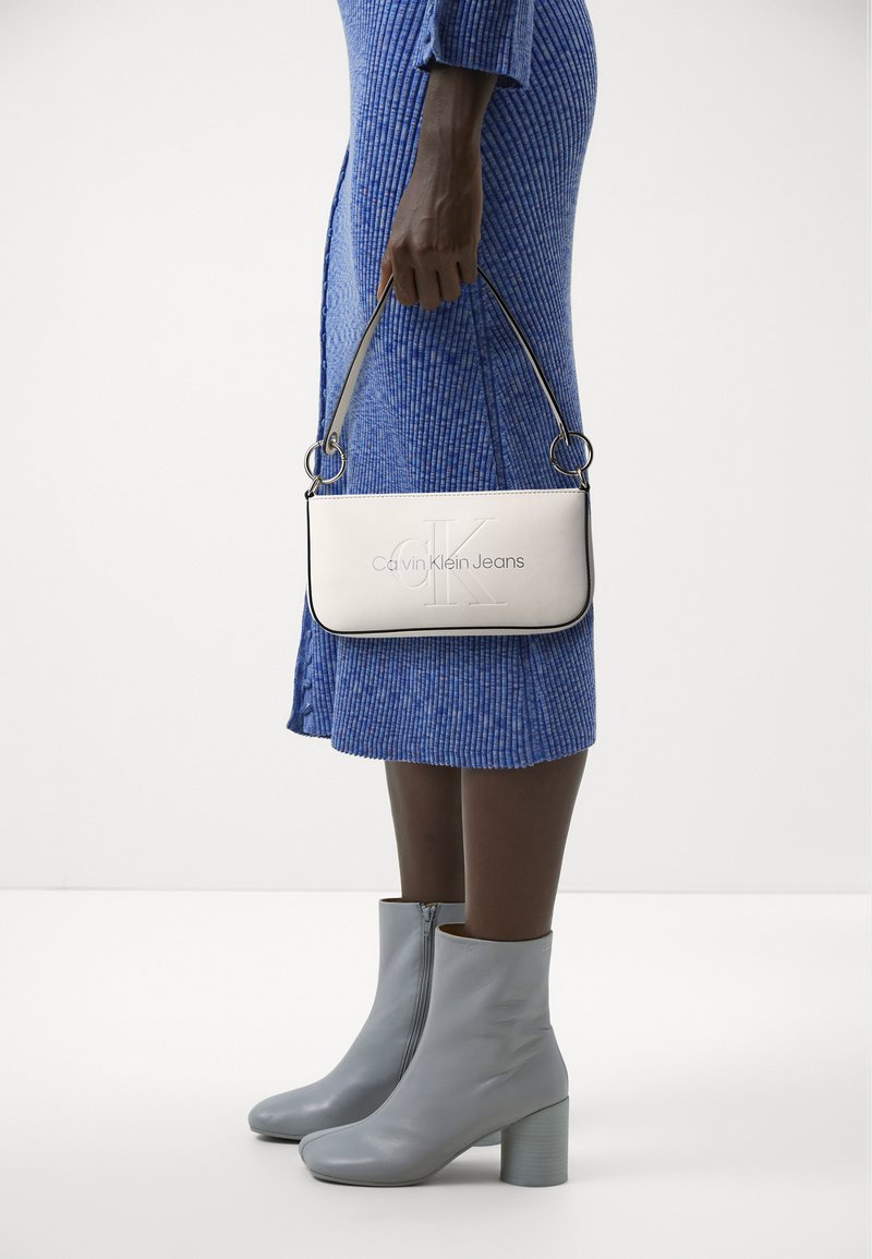 Calvin Klein Jeans SCULPTED SHOULDER POUCH MONO - Käsilaukku - white/silver-coloured