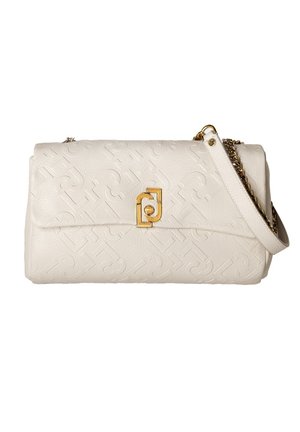 Bolso de hombro de cuero blanco con patrón en relieve, cierre de tono dorado y correa de eslabones con sección de cuero.