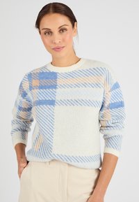 Maglione a maglia color crema con motivi scozzesi blu e arancioni, caratterizzato da un collo rotondo e maniche lunghe con una finitura testurizzata.