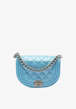 Zachte blauwe gevoerde handtas met een zilveren kettingriem en een glanzende metalen sluiting met een logo, tegen een witte achtergrond.