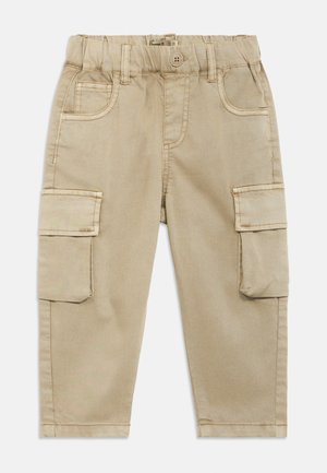 Pantaloni cargo beige con vita elastica, chiusura con bottone, tasche frontali e laterali, e cuciture doppie. Tessuto di cotone con una texture liscia.
