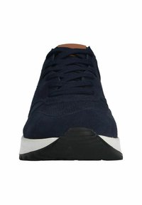 Marineblauwe suede sneaker met een gewatteerde kraag, platte veters en een contrasterende witte tussenzool met een gestructureerde zwarte rubberen buitenzool.