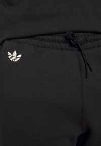 adidas Originals NEUCLASSICS  - Jogginghose - black/white
