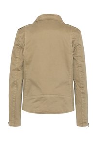 Giacca leggera kaki con colletto, maniche lunghe, tasche laterali e polsini con cerniera. Presenta una texture di tessuto liscia e resistente.