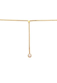 Guldkæde med et delikat design, der har en enkelt rund hvid perle vedhæng hængende fra et Y-formet kæde.