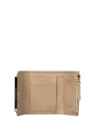 Beige leren portemonnee met een gladde textuur, meerdere kaarthouders, een ritscompartiment en een gouden hardwareaccent.