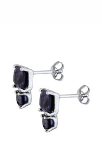 Silberne Ohrstecker mit zwei rechteckigen, dunkelblauen Edelsteinen im Vierkant-Design, mit einer polierten Oberfläche und sicherem Verschluss.