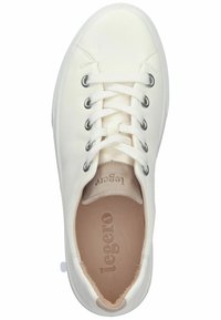 Sneaker in pelle bianca con punta rotonda, chiusura con lacci, occhielli in argento e soletta beige. Texture liscia con branding minimale sulla linguetta.