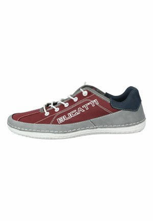 Zapatilla roja y gris con suela blanca, que presenta una parte superior texturizada, acentos cosidos y detalle del logo en el lateral. Incluye cordones y cuello acolchado.