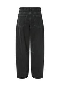 Černé džíny s volnějším střihem, mají dvě zadní kapsy a viditelné švy. Materiál má mírně opotřebovaný vzhled.