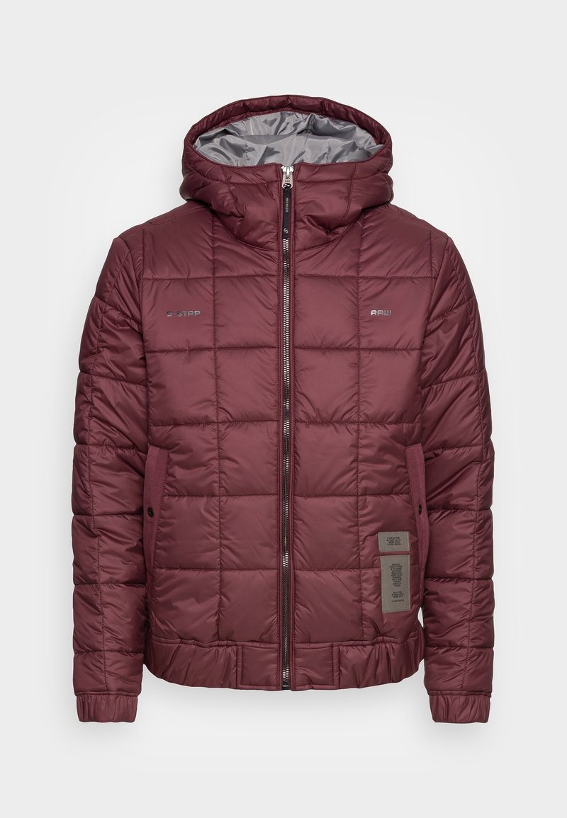 Burgunderfarbener gepolsterter Parka mit Kapuze, ausgestattet mit einem Reißverschluss auf der Vorderseite, gestepptem Design, grauem Innenfutter und Logo-Elementen auf der Brust und dem Ärmel.
