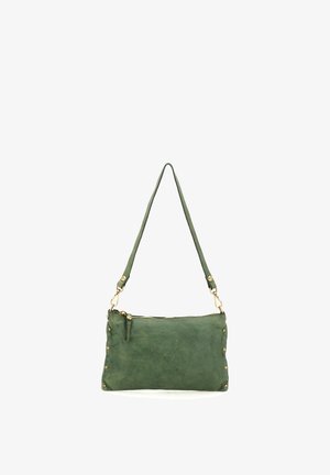 Borsa a tracolla rettangolare in pelle verde con borchie dorate ai lati e fibbie dorate sulle cinghie regolabili.