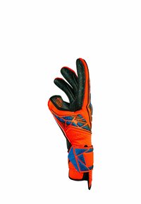 Mano destra che indossa un guanto da portiere arancione e nero con accenti geometrici blu e fascia da polso, dita leggermente curvate.