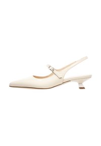Scarpe slingback in vernice bianca con punta a forma di triangolo, cinturino alla caviglia regolabile e tacco a blocco di piccole dimensioni. Texture liscia e design minimalista.