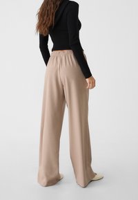 Stradivarius Träningsbyxor - beige