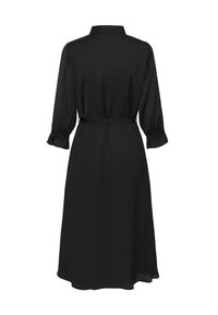 Czarna sukienka z długim rękawem, wykonana z gładkiego materiału, z kołnierzykiem, wiązaniem w talii i ściąganymi mankietami, o swobodnym dolnym końcu sięgającym do połowy łydki.