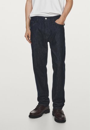 Jeans in denim blu scuro con vestibilità a gamba dritta, dotati di cinque tasche, chiusura a bottone e leggera scoloritura sul tessuto.