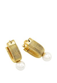 Orecchini a cerchio dorati con un design texturizzato, caratterizzati da una struttura metallica avvolta e un accento di perla bianca alla base.