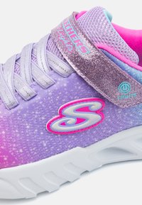 Fialové a růžové dětské tenisky Skechers s třpytivým páskem, logem "S", síťovinou a bílou silnou podrážkou, navržené s funkcí osvětlení.