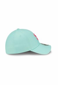 Helles blaues Baseballcap mit gebogenem Schirm, das auf der Seite mit einer pinken, gestickten Marke sowie Belüftungsösen versehen ist.