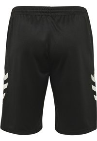Sort atletiske shorts med et struktureret stof, der har et hvidt logo og mønstre på siderne. Elastisk talje med en glat overflade.