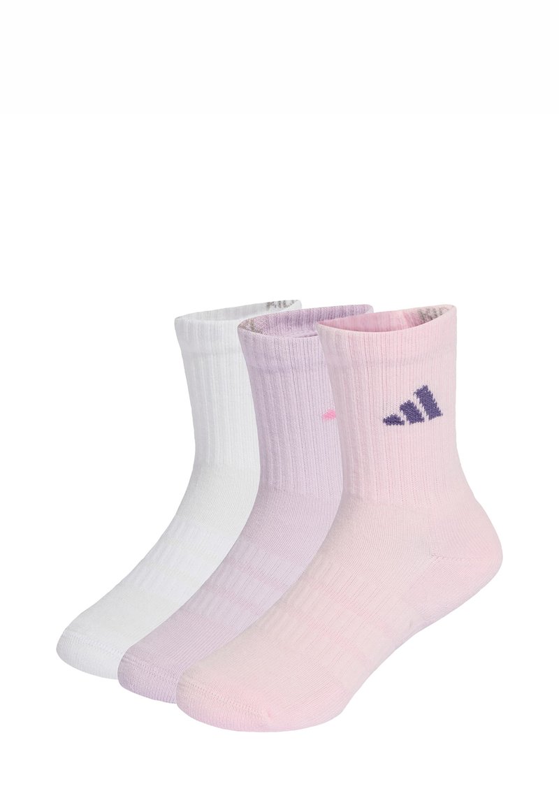 Tres pares de calcetines de tripulación en blanco, rosa claro y lavanda. Textura acanalada con un acabado suave. Cada uno presenta un acento de logo en contraste.