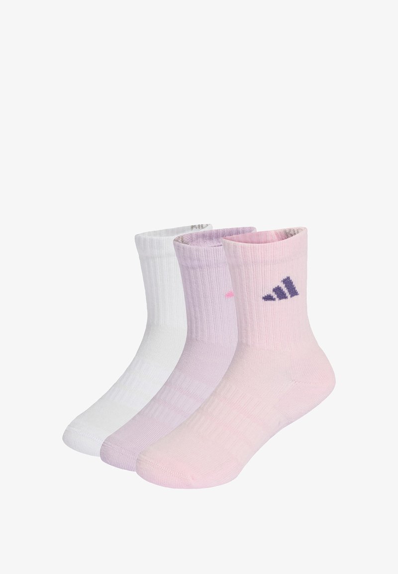 Tres pares de calcetines de tripulación en blanco, rosa claro y lavanda. Textura acanalada con un acabado suave. Cada uno presenta un acento de logo en contraste.