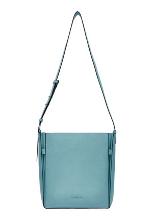 Helles blaues Leder-Crossbody-Bag mit strukturierter Form, verstellbarem Tragegurt und subtiler Markenprägung am Boden. Texturierte Oberfläche mit klaren Linien.