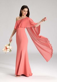 Korallenfarbendes Abendkleid mit schulterfreiem Design und fließendem Chiffon-Überzug. Figurbetonte Silhouette, mit einem seitlichen Schlitz und glatter Textur.